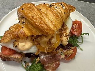 Круасан з смаженим беконом і яйцем (230g)