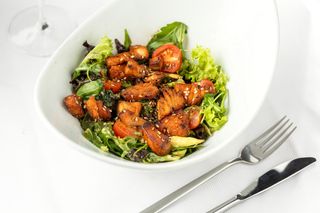 Salată cu somon copt