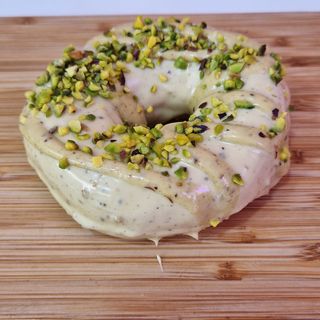 DONUT GLASEADO CON GANACHE PISTACHOS