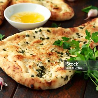 Naan com Queijo e Alho
