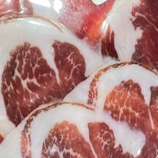 Tapa de embutidos con picotas y  laminas de pan 