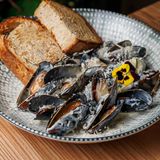 Мидии в соусе Блючиз и деревенским хлебом