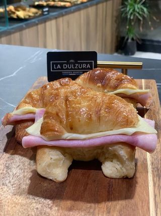 Medialuna De Jamón Y Queso