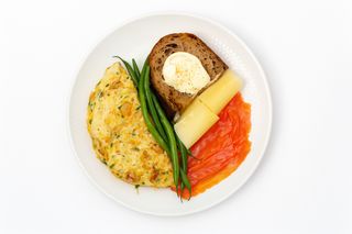 Омлет з кімчі, зеленню та сиром, з лососем та хлібом, 330 г