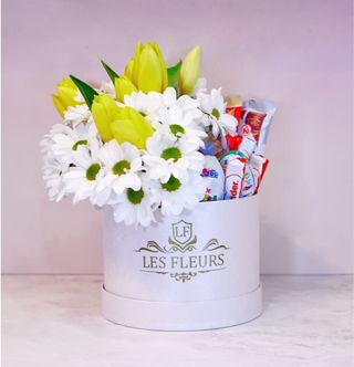 Caja de flores y Chocolates Kinder Amarillo 