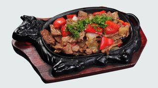 Говядина на жаровне с овощами