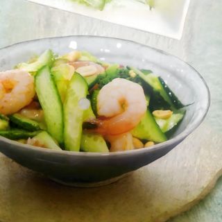 Чищенные креветки с огурцами