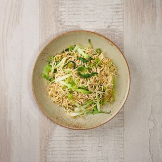 Fideos de huevo salteados con pak choi