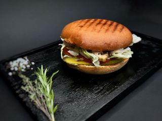 Бургер з нарізаним курячим м"ясом