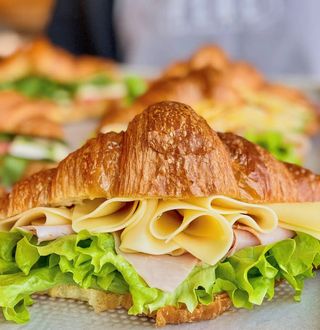 Croissant z serem i szynką 