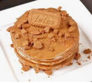 Tortita con crema de lotus, nata y virutas de lotus