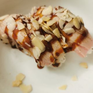 45a. Nigiri maguro scottato mandorle