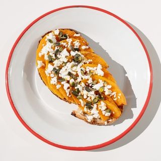 Tostada de calabaza, semillas y queso feta