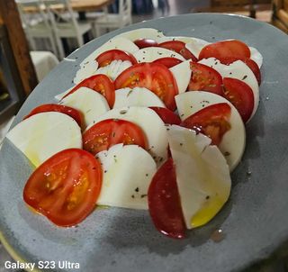 Mozzarella capreze cu roșii