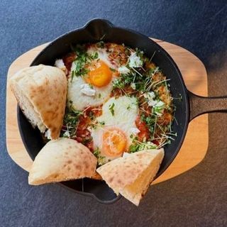 Шакшука класична з яйцем та індичкою