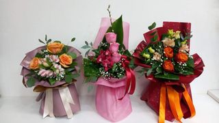 Buket ‘’mini’’ s 3 ruže i cvijećem jarkih boja 