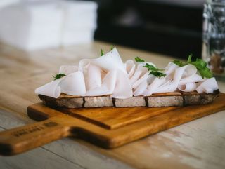 Велика Тартіна з Салом та ферментованим чорним Часником На цільнозерновому підсмаженому Хлібі (125g)