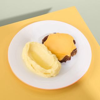 Дабл-смеш-котлети з сиром чеддер з класичним пюре