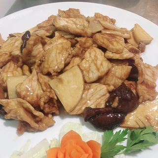 Cerdo con Bambú y Setas Chinas