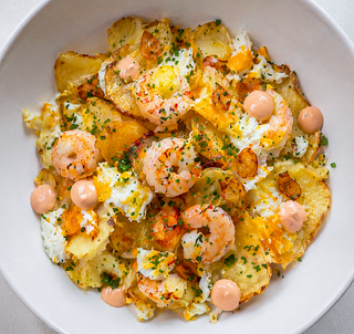 Huevos Rotos Con Gambas Al Ajillo