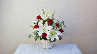 Korpa sa ljiljanom i ružama