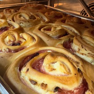 Rolls de jamón, bacón y queso crema