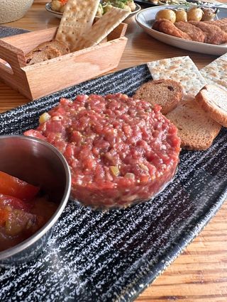 Steak Tartar De Lomo madurado de vaca Con Mostaza Dijon