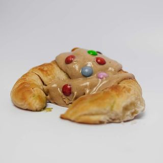 Medialuna Rellena Con Crema Kinder