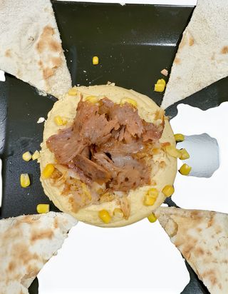 Humus cu vită la farfurie