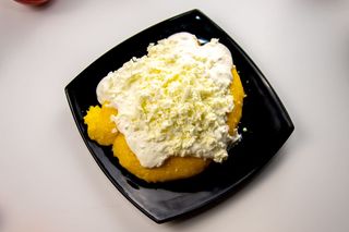 Mămăligă cu brânză și smântână