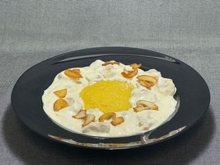 Piept de pui innobilat cu sos de smantana si ciuperci