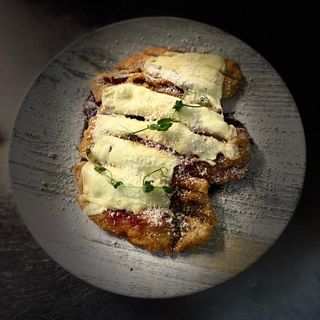 Salată cu piept de pui milanez