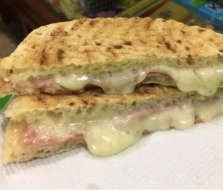 Sándwich Con Queso Blanco Y Mortadela