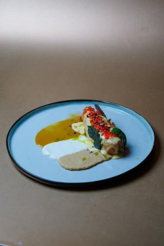 Семга с манго, локальным йогуртом, пюре из яблок и соусом чеддер.