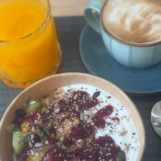 Menú desayuno de bowl de fruta + yogur o zumo + bebida o café