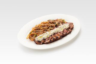 Стейк Нью-Йорке с луком по деревенски и грибным соусом