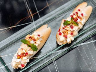 Брускети з грушею сиром брі та фісташковою крихтою 110г