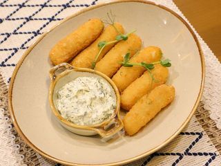 Сырные палочки с чесночным соусом