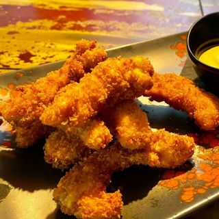 Tiras crujientes pollo con salsa mostaza y miel  patatas fritas