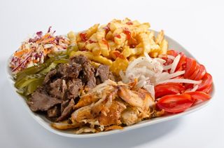 Döner kebap con riso, patate e insalata