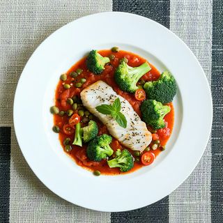 Doradă sau biban de mare la cuptor cu broccoli și sos mediteranean