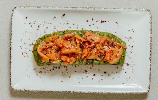 Tosta de samón y guacamole