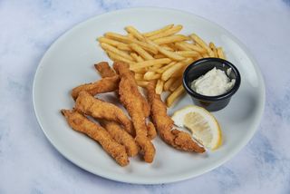 Pileći štapići u susamu sa pomfritom i tartar sosom