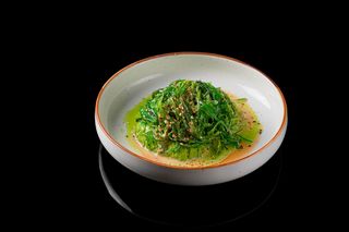 Alga Wakame Con Aguacate 海菜牛油果沙拉