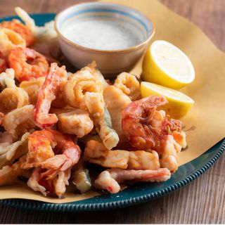 Fritura De Calamares Y Langostinos Con Salsa De Yogur Y Lima