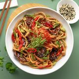 Яєчна локшина з рваною телятинкою