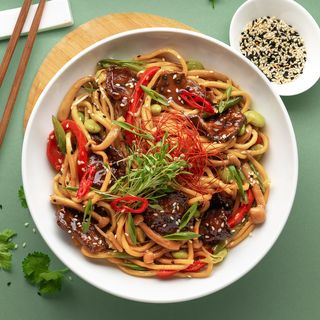 Яєчна локшина з рваною телятинкою