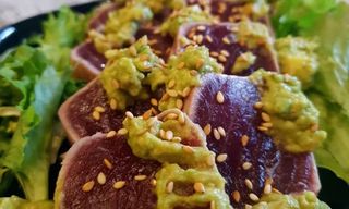 Tataki De Atún Con Guacamole