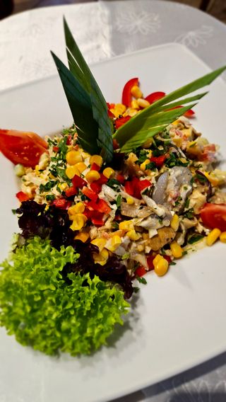 Sałatka słoneczna z pieczonym kurczakiem