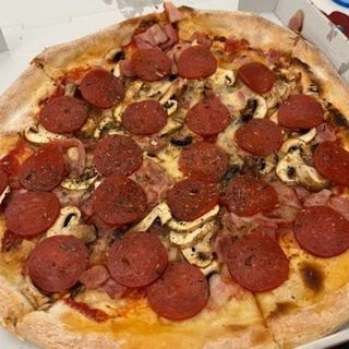 8-Pizza De Salami, Champiñones, Pimiento Rojo, Cebolla Y Pepperoni (33 Cm.)